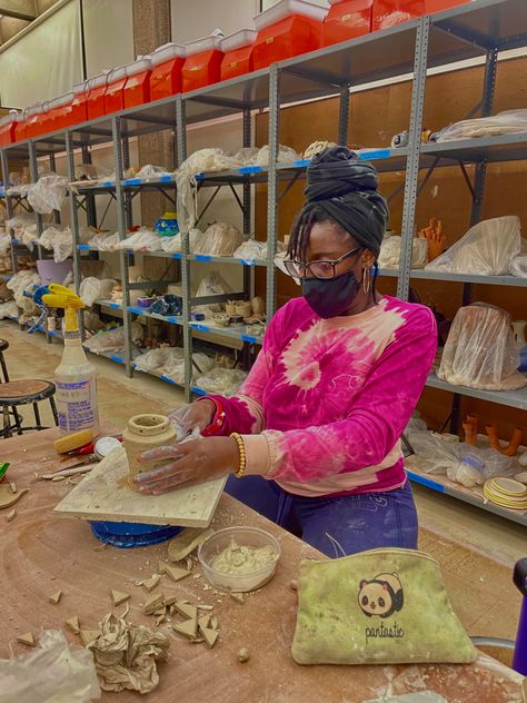 Black Art Teacher Aesthetic, Ceramic Astethic, Pottery Aesthetic Girl, Art College Aesthetic, Black College Girl Aesthetic, Pottery Class Aesthetic, Art Vibes Aesthetic, Identity Switch, Elementary Teacher Aesthetic