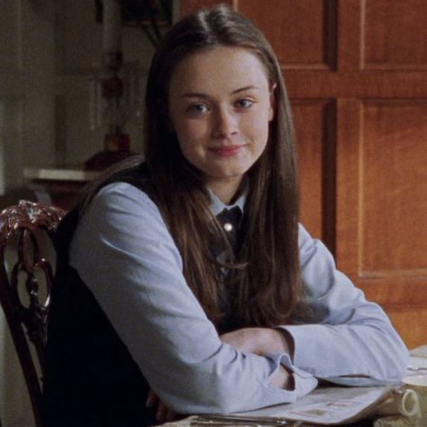 Rory Gilmore Smiling, Lucia Core, Chilton Rory, Rory Gilmore Aesthetic, Gilmore Aesthetic, Rory Gilmore Style, Aesthetic Tips, Team Logan, Aesthetic 2024