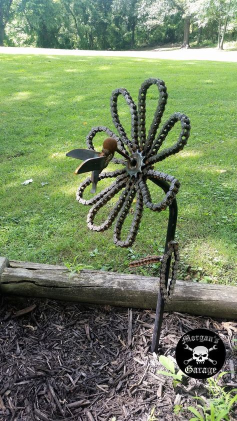 Junk Metal Art, Welding Crafts, Recycled Metal Art, Lawn Art, Welding Art Projects, Garden Lanterns, Metal Yard Art, Metal Welding, Metal Garden Art