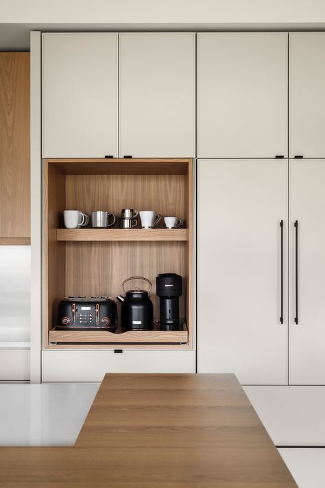 White oak.
Coffee bar.
Roll out. White Oak Kitchen, Home Coffee Bar, Modern Kitchen Design Open Concept, Mobile Tv, 아파트 인테리어, Oak Kitchen, Hus Inspiration, Kitchen Inspiration Design, Kitchen Room Design