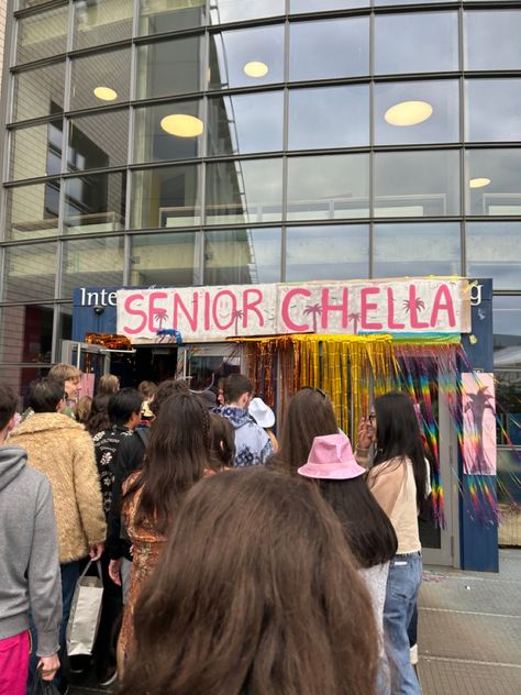 #coachella #seniorprank #senior Freshman Welcome Ideas, Student Council Gifts, Last First Day Of School Senior Year Posters, Senior Hallway Ideas, Stuco Aesthetic, High School Senior Activities, Senior Year Activities Ideas, Stuco Activities, Highschool Fundraising Ideas