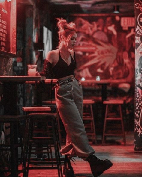 Indie Outfits Alternative Fashion, Bartender Outfit, Rauch Fotografie, Summer Night Photos, Look Grunge, Indie Outfits, 인물 사진, A Bar, Mode Vintage