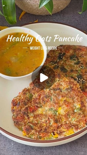 Preetha Athrey on Instagram: "Healthy Oats Pancakes | Great Weight Loss Recipe   Looking for something different to make with Oats for your breakfast? Here is one recipe that is quick to make, is healthy, has minimal ingredients and comes with great flavour. This is great for people who are looking for weight-loss recipes  So do give this a try at home and follow my channel for more such easy-to-make delicious recipes and like, share and comment 😍  Ingredients: * 1 cup Rolled Oats or instant oats * 2 tbsp Dahi (yogurt) * Water - as required * 1/4 cup Onions, chopped * 1/2 cup Red, Yellow and Green Capsicum, chopped * 2 tbsp boiled corn * Fresh Dhania * Salt to taste * 1 tsp mixed herbs * Oil for cooking * Sesame Seeds for garnish  Method: 1. In a mixer, grind the oats into a fine powder. How To Loss Weight In A Week At Home Food, Oats Recipes Indian For Diet, Oats Uttapam Recipe, Oats Recipes Indian Healthy, Oats Indian Recipes, Indian Food Recipes Easy Healthy, Oats Breakfast Recipes Indian, Healthy Indian Breakfast Recipes, Quick Oats Recipes Breakfast