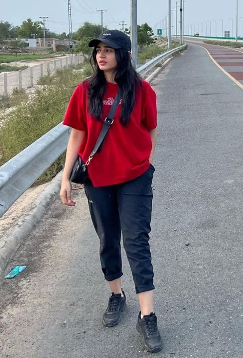 Tshirt Poses For Women, Casual College Outfits Summer Street Style, Tshirt Photoshoot Ideas, Saher Khan, Sehar Khan, Office Styling, College Formal, Jeans Styling, Smart Casual Women Outfits