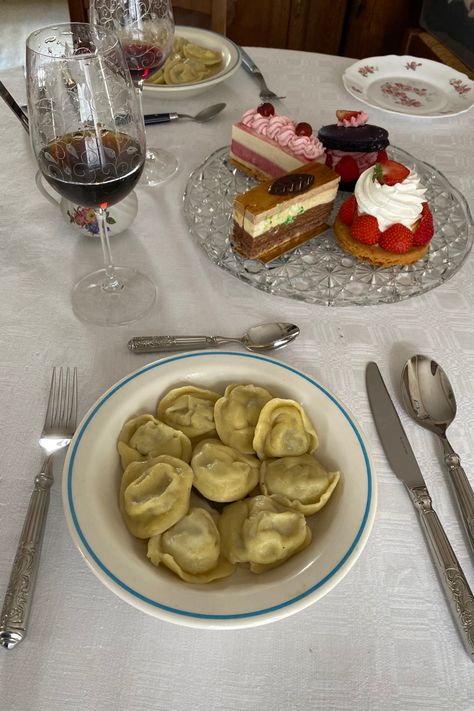 Russian dish : pelmenis Russian Thanksgiving, Russian Christmas Food, Russian Dinner, Russian Dumplings, Russia Food, Russian Party, Russian Dishes, Russian Food, Coffee Aesthetic