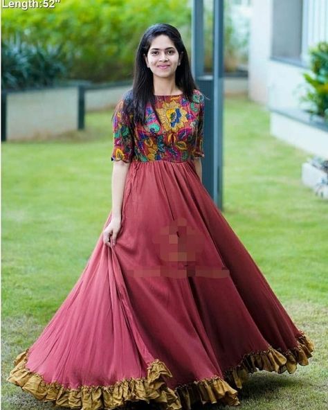 @kurthistore: “🌸 Feel the Fabrics 🌸 Swing in to an off beat Anarkali this season that falls like a dream on…” Georgette Gowns, Frock Models, Kalamkari Dresses, Frocks And Gowns, Designer Anarkali Dresses, Long Frock Designs, Floral Frocks, Long Gown Design, Gaun Fashion