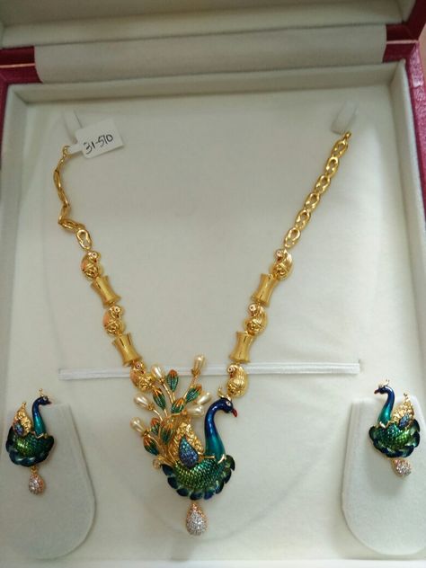 Peacock Jewelry, Designers Jewelry Collection, Beautiful Gold Necklaces, Gold Necklace Indian Bridal Jewelry, Gold Bridal Jewellery Sets, Antique Bridal Jewelry, Gold Jewelry Stores, Indian Jewellery Design Earrings, Gold Pendant Jewelry