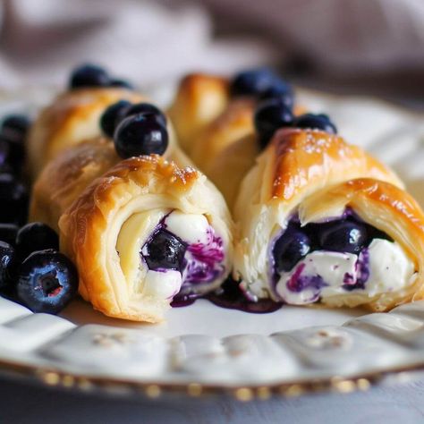 5-Ingredient Blueberry Cheesecake Rolls Crescent Roll Breakfast Recipes Blueberries, 5 Ingredient Blueberry Cheesecake Rolls, Blueberry Cream Cheese Crescent Rolls, Crescent Roll Dessert Recipes, Blueberry Cheesecake Rolls, Snickerdoodle Muffins Recipe, Cheesecake Rolls, Crossiant Recipes, Crescent Roll Recipes Dessert