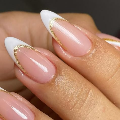 French Tip With Gold Glitter Line, Almond French Tip With Gold Line, White Tip Almond Nails With Design, White French Tip Nails With Gold Line, French Nails Ideas With Glitter, White Prom Nail Ideas, Almond Nails New Years Eve, White French Tip With Gold Glitter, Simple Nails Prom