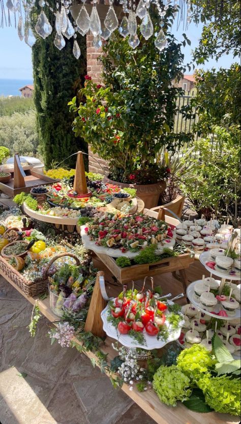 Palm Springs Food, Tulum Party, Cali Vacation, Wedding Food Display, Bridal Shower Champagne, Hosting Dinner, Food Summer, Life Friends, Charcuterie Inspiration