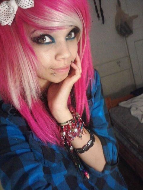 Kid Makeup Looks, Scene Kid Makeup, Kid Makeup, Emo Scene Aesthetic, Black Scene, Emo Scene Girls, Emo Pictures, Scene Aesthetic, Goth Fashion Punk