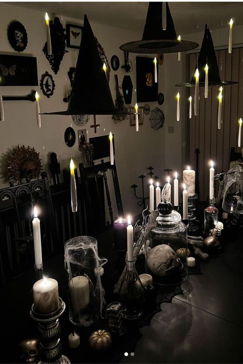 My Chemical Romance Party Ideas, Spooky Dinner, Witches Halloween Party, Table Halloween, Classy Halloween, Halloween Party Dinner, Festa Harry Potter, Halloween House Party, Halloween Table Decorations