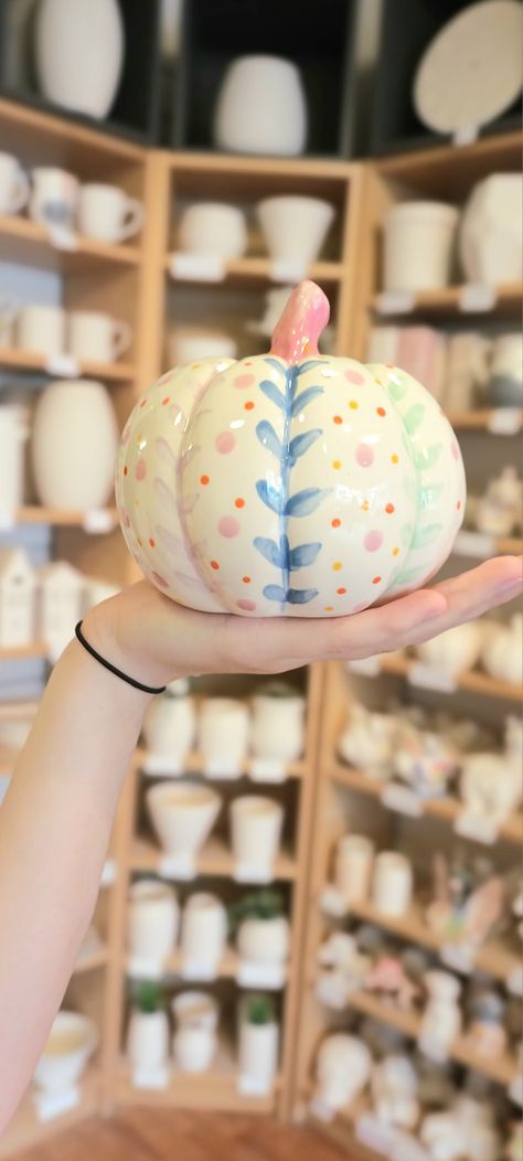 Pumpkin Pottery Painting Ideas, Ceramic Pumpkin Painting Ideas, Pumpkin With Leaves, Halloween Pottery, Pumpkin Pottery, Pottery Painting Ideas, Pumpkin Vase, Pretty Pumpkins, Cute Pastel