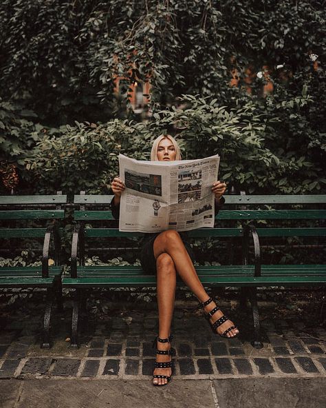 City Fashion Photography, Reading A Newspaper, Fashion Fotografie, Sitting On A Bench, Bench Diy, Shotting Photo, Photoshoot Idea, Foto Poses, Fashion Photography Poses