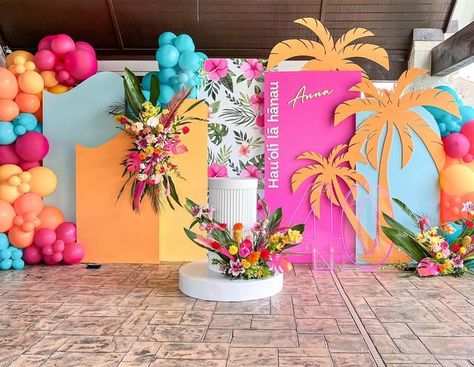 Tropical Themed Backdrop, Tropical Glam Decor Party, Tropical Balloon Backdrop, Summer Backdrop Ideas, Miami Theme Party Decor, Tropical Backdrop Ideas, Summer Party Themes For Adults, Aloha Backdrop, Tropical Party Backdrop