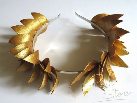 Laurel Wreath Diy, Ancient Greek Costumes, Greek God Costume, Laurel Wreath Crown, Olympic Idea, Epic Halloween Costumes, Gold Leaf Headband, Greek Party, Golden Wreath