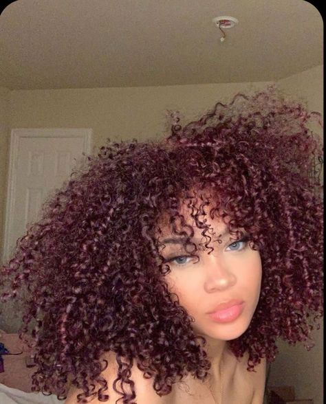 Pelo Color Borgoña, Cherry Red Hair, Dyed Curly Hair, Wine Hair, Red Hair Inspo, Red Curly Hair, Colored Curly Hair, Dyed Natural Hair, Burgundy Hair