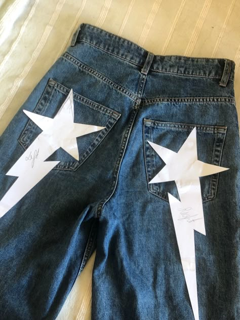 Painting On Pants Ideas, Redesign Clothes Diy, Homecoming Jeans Ideas, Diy Grunge Clothes, Custom Painted Jeans, Custom Jeans Diy, Blitz Design, Punk Fashion Diy, Painted Clothes Diy