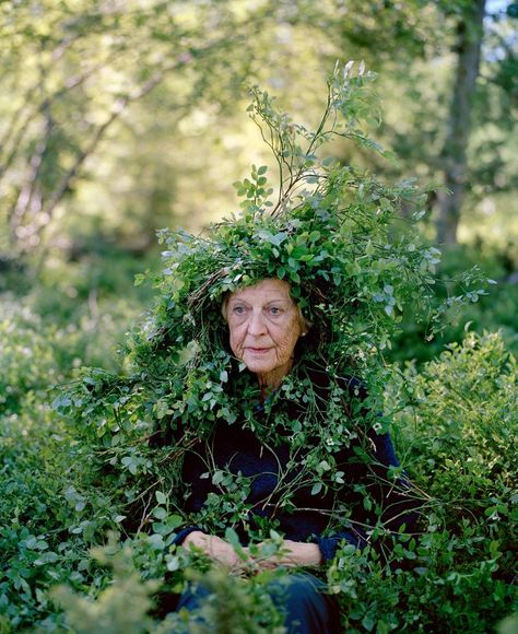 Launched in 2011 by Norwegian-Finnish artist duo Karoline Hjorth and Riitta Ikonen, Eyes as Big as Plates hinges on the idea that it’s essential to explore how humans exist within nature. Colossal Art, Opera Singers, Arte Inspo, Happy Women, Natural Environment, Art Plastique, 그림 그리기, Sea Creatures, In The Middle