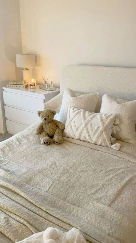 Interesting Decor Ideas, White Bedding Room Ideas, Aesthetic Bed Inspiration, Bedroom Ideas For Walls, Cute Minimalistic Bedroom, Aesthetic Beige Bedroom Ideas, Old Money Room Aesthetic Decor, Off White Room Ideas Bedrooms, No Big Light Rooms