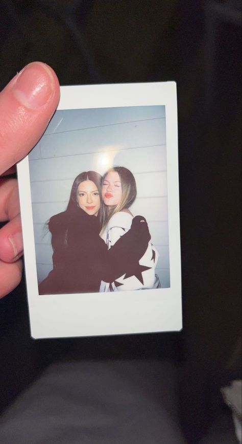 Polaroid Pictures With Best Friend, Poloroid Pictures Ideas Best Friend, Polaroid Aesthetic Friends, Poloroid Aesthetic Pic, Polaroid Ideas Poses Friend Pictures, Polaroid Pose Ideas, Polaroid Inspo Pictures, Polaroid Friends Aesthetic, Poses For Polaroid Pictures