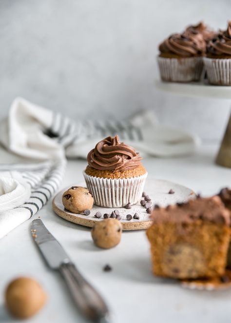 Mini Cakes Photography, Sweet Photography Ideas, Cupcake Food Styling, Baked Goods Photoshoot Ideas, Photographing Baked Goods, How To Photograph Baked Goods, Photography Ideas With Paper, Pictures Of Baked Goods, Baked Goods Photography Food Styling