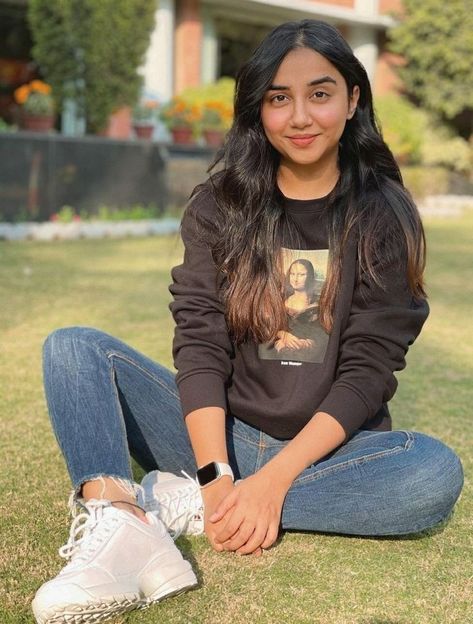 Shoot of Prajakta Koli Prajakta Koli, Photo Mannequin, Look Formal, Casual College Outfits, Friend Poses Photography, Stylish Photo Pose, Model Poses Photography, Fashion Photography Poses, Casual Day Outfits