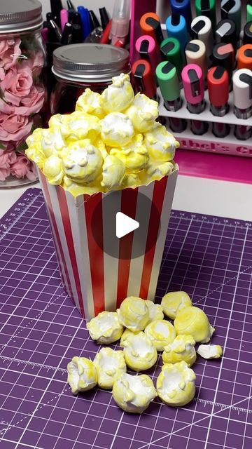 How To Make Giant Popcorn Boxes, Popcorn Prop Diy, Popcorn Parade Float Ideas, Diy Giant Popcorn Bucket, Diy Faux Food, Fake Popcorn Diy, Popcorn Centerpiece Ideas, Diy Fake Food Props, Popcorn Display Ideas