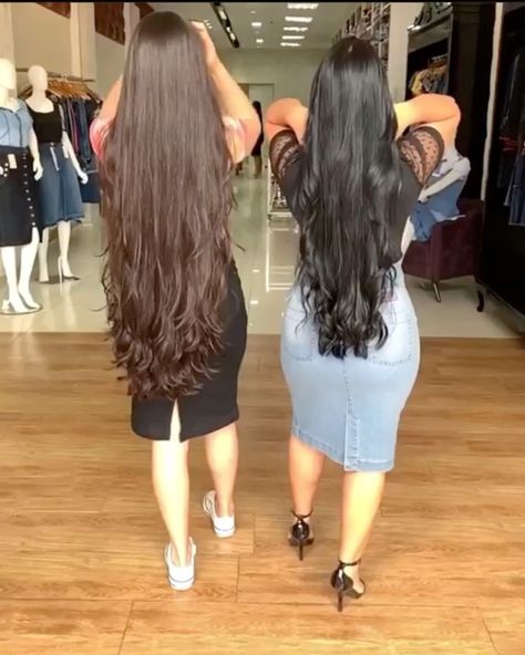 Long Hair Rapunzels 👸🏻 on Instagram: “@caroldebortolii 🌸❤️ She is like something different. Her every photos and videos are unique and amazing. . . . #longhair #verylonghair…” Haircuts For Long Hair Straight, Black Hair Video, Hair Color Pictures, Side Braid Hairstyles, Extra Long Hair, Really Long Hair, Lustrous Hair, Long Hair Video, Long Hair Color