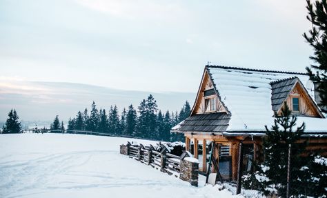 Cabin Getaway Ideas, Winter Cabin Getaway, Romantic Cabin Getaway, Getaways For Couples, Romantic Winter Getaways, Cold Weather Travel, Cabin Getaway, Romantic Cabin, Cozy Cabins