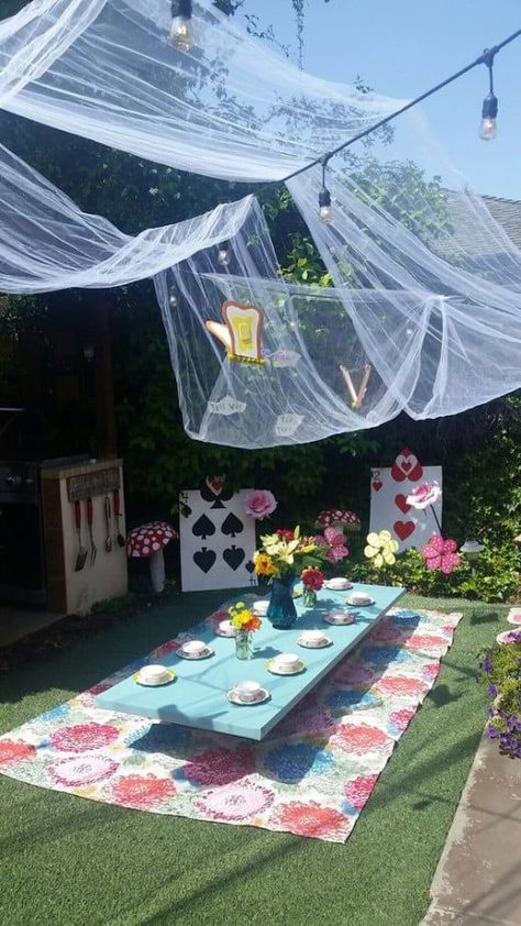 Al8ce In Wonderland Party, Alice In Wonderland Party Set Up, Outdoor 1st Birthday Party Ideas, Alice In Wonderland Outdoor Party, Alice In Wonderland Table Setting Decor, Alice In Wonderland Picnic Party, Alice In Wonderland Tea Party Birthday Table Settings, Outdoor Garden Birthday Party, Alice In Wonderland Themed Birthday Party