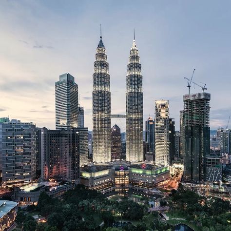 Recordamos el legado del gran arquitecto César Pelli a través de 5 edificios icónicos de su autoría.  En foto, las Torres Petronas… San Francisco Skyline, San Francisco, Travel