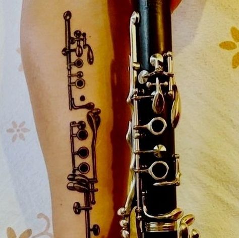 Clarinet Bun on Instagram: "Clarinet tattoo by From: @clarinet 📸 Credit: @genn_gennjc Vivid Ph0t0 💖 Follow >>>>>> @clarinetcenter Nice Pics 🔊 Follow >>>>>> @angel__clarinet #clarinetplayer #clarinette #clarinetto #clarinetists #clarinetist #clarinets #clarinetquartet #clarinete #clarinetchoir #clarinetistas #clarinetday #clarinetmemes #clarinetperformance" Clarinet Tattoo Ideas, Clarinet Tattoo, Clarinet Photo, Clarinet Jewelry, Clarinet Shirt, Clarinet Accessories, Button Tattoo, Key Tattoo, Bass Clarinet