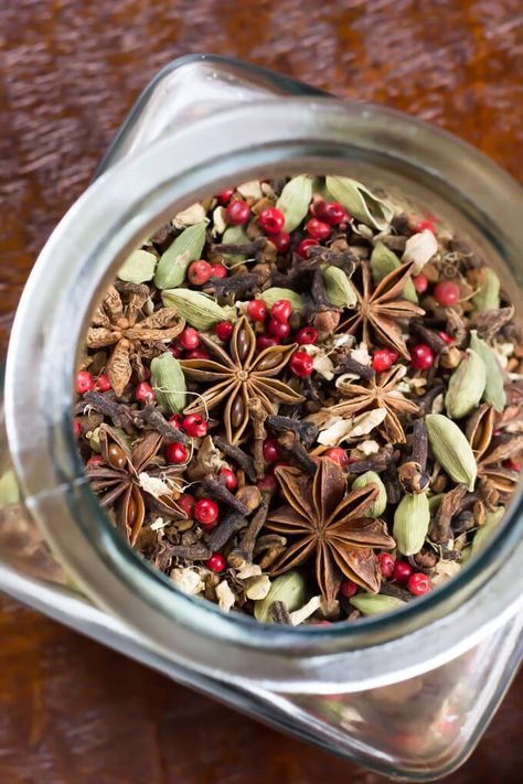 20 Homemade Herbal Gifts | Are you ready to be inspired with herbal gift ideas that are beautiful, thoughtful, healthy, and homemade? You've come to the right place! We've gathered 20 homemade herbal gifts -- including teas, salves, and culinary creations -- for everyone on your list. | TraditionalCookingSchool.com Herbal Gifts, Tea Blends Recipes, Homemade Tea, Herbal Teas Recipes, Tea Diy, Herbal Recipes, Herbal Tea Blends, Herb Tea, Tea Benefits