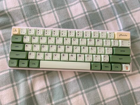 #keyboard #setup #matcha #sage #indie #green #game Gaming Setup Keyboard, Green Gaming Keyboard, Green Game Setup, Streamer Setup Aesthetic Green, Matcha Desk Setup, Keybored Aesthetic, Green Setup Gaming, Sage Green Pc Setup, Pc Gaming Setup Green