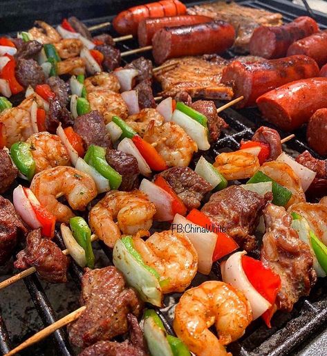 China White🌻 on Instagram: “Women can hit the grill too. My steak and shrimp shish kebab is the truth 🙌🏾🙌🏾🔥🔥🔥🔥🔥” Steak Kebabs, Kebabs On The Grill, Shish Kebab, Chicken Marinade Recipes, Steak And Shrimp, Soul Food Dinner, Kebab Recipes, Chicken Kebabs, Kebabs