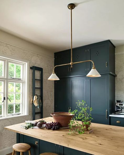 Space of the Week: This London Kitchen Features the Most Unexpected Cabinet Colors Devol Shaker Kitchen, Wooden Worktops, Simple Chandelier, Devol Kitchens, London Kitchen, Timeless Kitchen, Shaker Kitchen, Kitchen Pendants, Kitchen Wallpaper