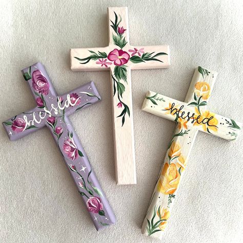 Wood Crosses Ideas Paint, Blessed Painting, Cross Painting Ideas, Godly Art, Cross Decorations, Painted Wooden Crosses, Painted Crosses, Wooden Cross Crafts, Apartment 2023