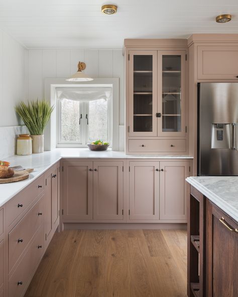 Like cabinet color House Nine Design, Pink Kitchen Cabinets, Pink Kitchen Appliances, Pink Kitchen Ideas, Pink Cabinets, Dark Green Kitchen, Calming Interiors, Gallery House, Pink Designs