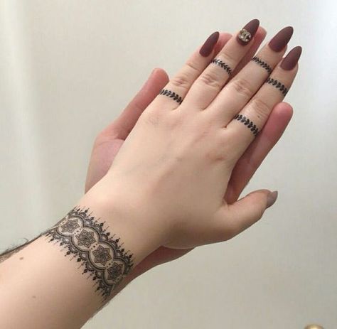 Henne Tattoo, Unique Henna, Tato Henna, Finger Henna Designs, Henna Tattoo Hand, Finger Henna, Simple Henna Tattoo, Mehndi Design Pictures, Beginner Henna Designs