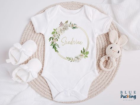 Personalised White Flowers Gold Ring Onesie® Custom Name Baby Girl Gift Floral Baby Body Suit Shower Gift Custom Coming Home Hospital Gift - Etsy France Name Baby Girl, Hospital Gifts, Girl Onesies, Baby Body, Floral Baby, Coming Home, Body Suit