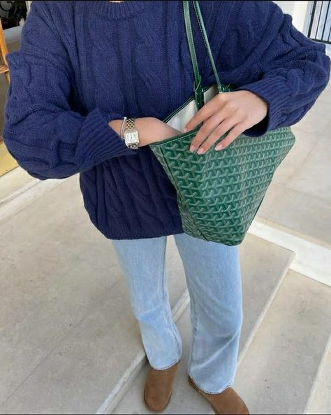 green ♡ goyard ♡ bag ♡ Stockholm style ♡ simple ♡ fashion inspo ♡ outfit inspo ♡ aeathetic Green Goyard Bag, Goyard Tote Outfit, Green Hoodie Outfit, Green Bag Outfit, Stockholm Style Winter, Scandi Fashion, Fashion Landscape, Goyard Bag, Uni Outfits