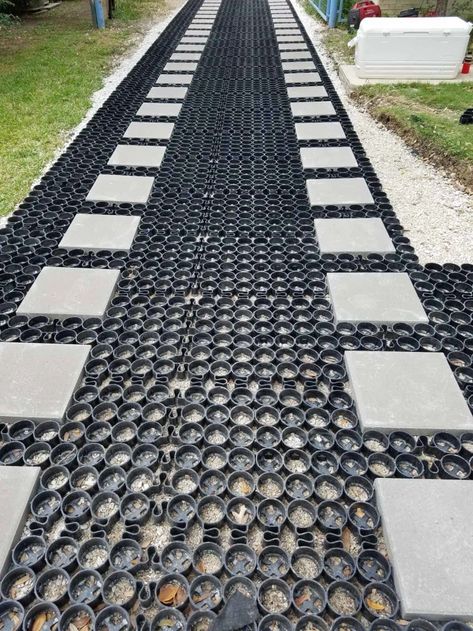 Gravel Driveways, Gravel Walkway, Diy Driveway, Pea Gravel Patio, Gravel Landscaping, Outdoor Walkway, Paver Walkway, Gravel Patio, Gravel Driveway