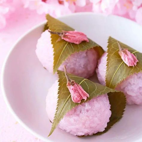 Desserts Japonais, Sakura Mochi, Sweet Red Bean Paste, Azuki Bean, Sweet Red Bean, Sugar Free Sweets, Healthy Holiday Recipes, Japanese Dessert, Japanese Dishes