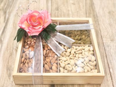 Photo By Sindhi Dry Fruits - Favors Wedding Dry Fruits Packing, Fruits Packing Ideas Gift Basket, Dry Fruits Tray Decoration, Dryfruit Hampers Ideas, Dry Fruits Box Packing Ideas Gift, Dry Fruit Decoration Ideas, Dry Fruit Packing Ideas, Dry Fruits Packing Ideas Gift Basket, Dryfruits Packing Ideas For Wedding