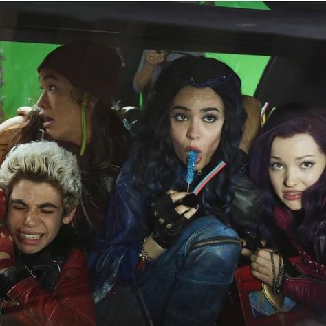 Descendants 2015, Descendants Pictures, Evie Descendants, Disney Descendants Movie, Descendants Characters, Mal And Evie, Disney Descendants 3, Disney Channel Descendants, Old Disney Channel