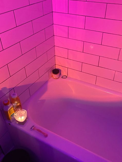 Sunset Lamp Bathroom, Bathroom Mood Lighting, Sunset Lamp Pictures, Lamp In Bathroom, Bathtub Aesthetic, Hello Kitty Bathroom, Sunset Lamp, Bathroom Aesthetic, Studio Apartment Layout