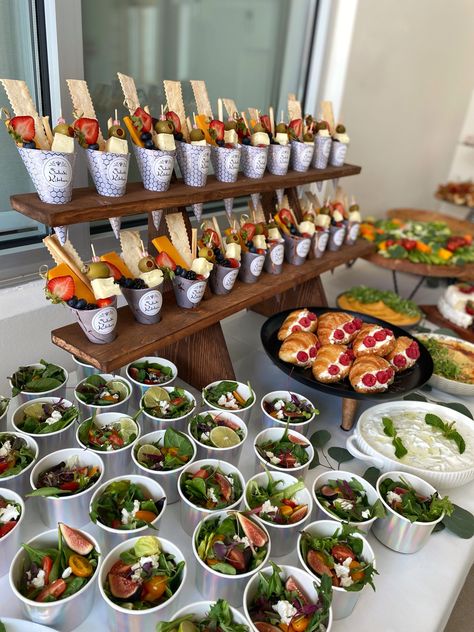 Graduation Party Ideas Centerpieces, Party Food Containers, Fingerfood Party, Graduation Party Ideas, Party Food Buffet, Catering Ideas Food, Charcuterie Inspiration, Party Food Platters, Charcuterie Recipes