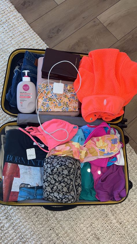 Pack Clothes For A Trip, Packing Clothes For A Move, Suitcase Pictures, Flight Preparation, Packing Tips And Tricks, Packing A Suitcase, Amazon Travel Must Haves, Carry On Makeup, Packing For Vacation