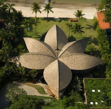 This Brazilian home employs an open floor plan to create a strong cross-breeze—important in such a balmy climate. The leaf-shaped roof traps the cool air inside and protects the house from the hot sun. If the distinctive botanical form doesn’t leave you feeling at one with nature, the swimming pool that stretches from the backyard to the indoors might do the trick. Indian Architecture, Organic Architecture, Sustainable Architecture, Nature, Leaf Architecture, Architecture Unique, Sustainable Building Materials, Structure Architecture, Space Architecture